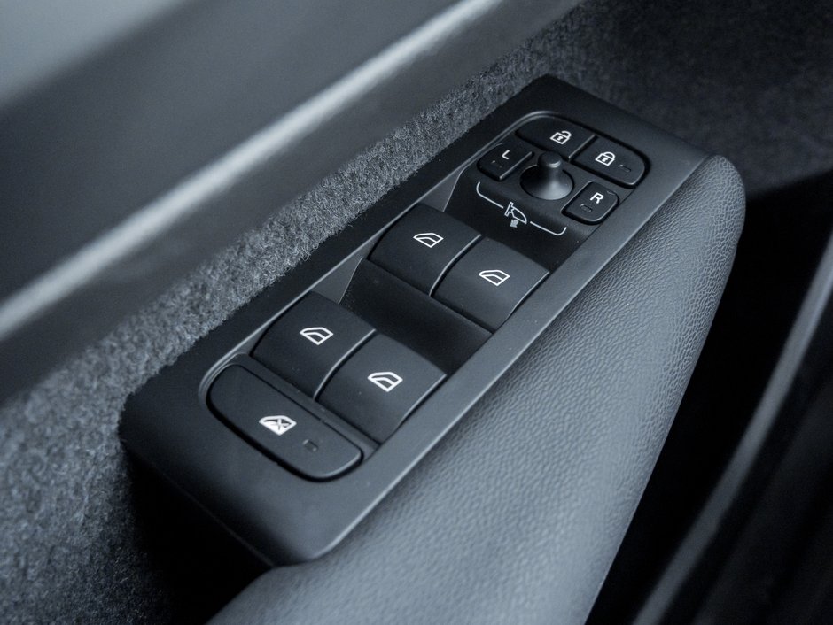 Volvo XC40 B5 AWD Core  LOW KM  CLIMATE PACK  CPO 2025-12