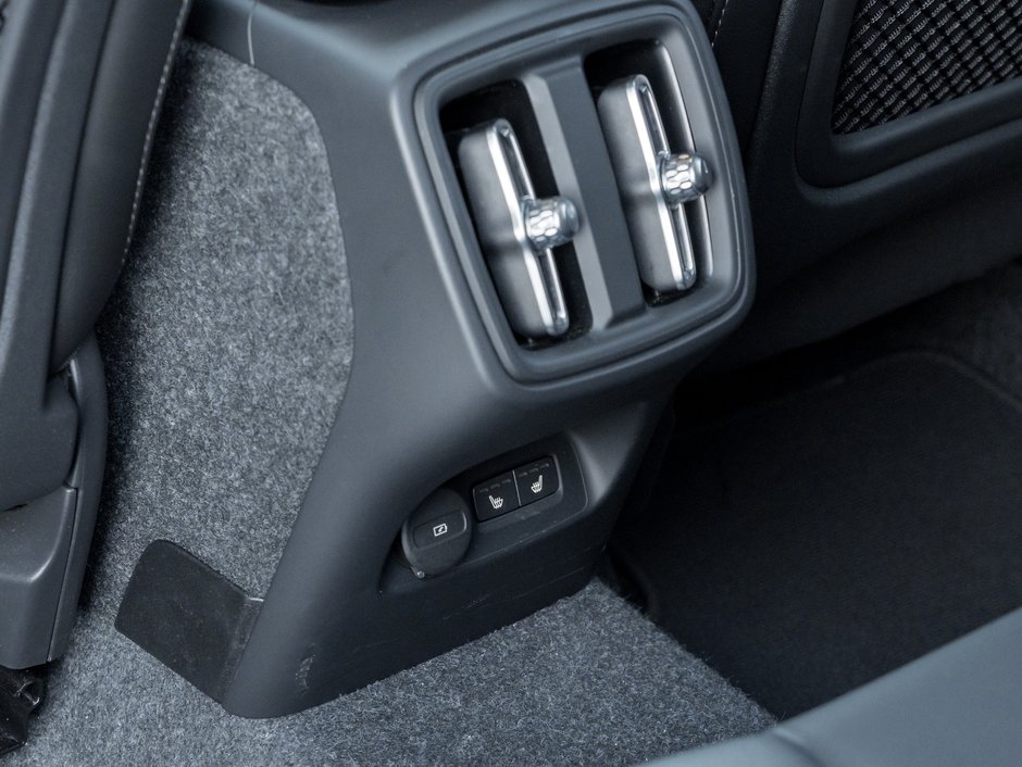 Volvo XC40 B5 AWD Core  LOW KM  CLIMATE PACK  CPO 2025-21