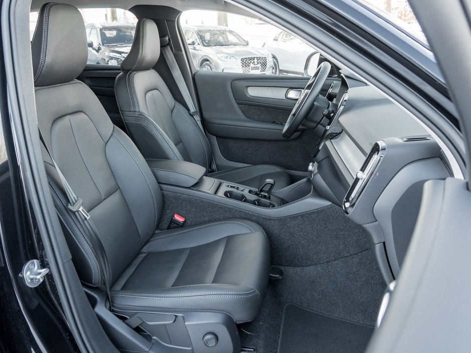 Volvo XC40 B5 AWD Core  LOW KM  CLIMATE PACK  CPO 2025-19