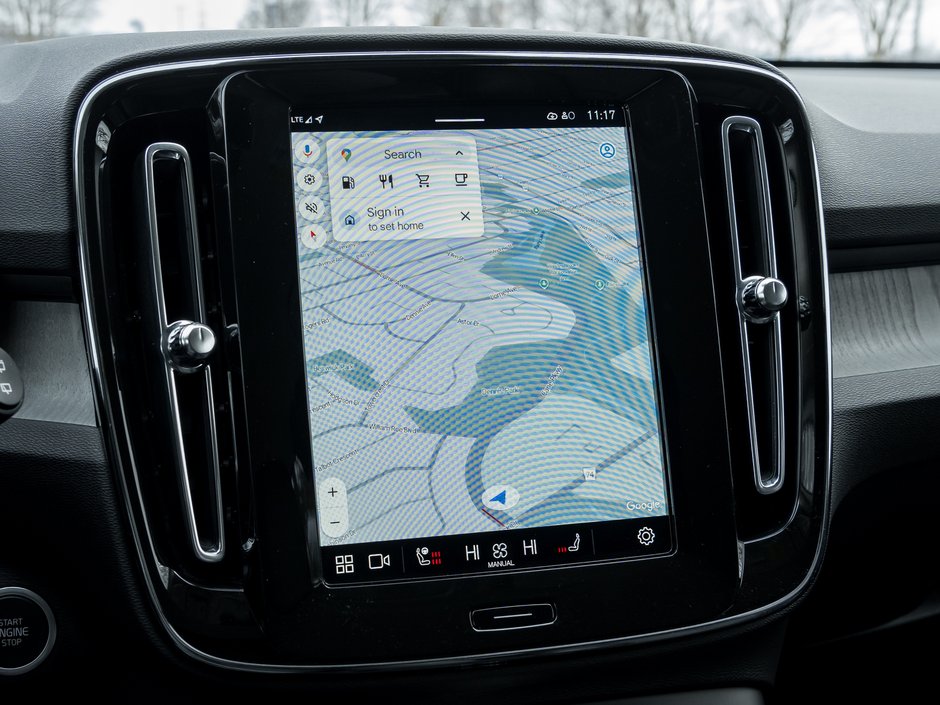 Volvo XC40 B5 AWD Core Bright Theme  CPO FIN RATE  3.49%-4%* 2025-10