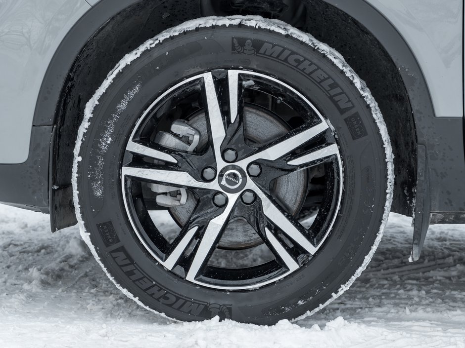 Volvo XC40 B5 AWD Core Bright Theme  CPO FIN RATE  3.49%-4%* 2025-3