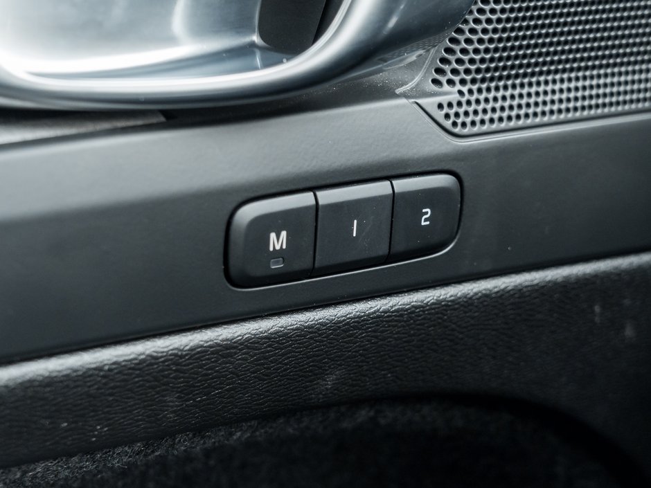 Volvo XC40 B5 AWD Core Bright Theme  CPO FIN RATE  3.49%-4%* 2025-13