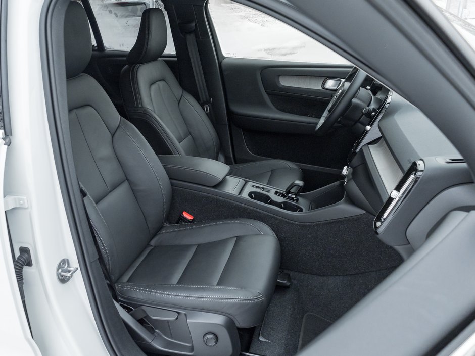 2025 Volvo XC40 B5 AWD Bright Theme  CPO FINANCE RATE fr 3.49%*-17