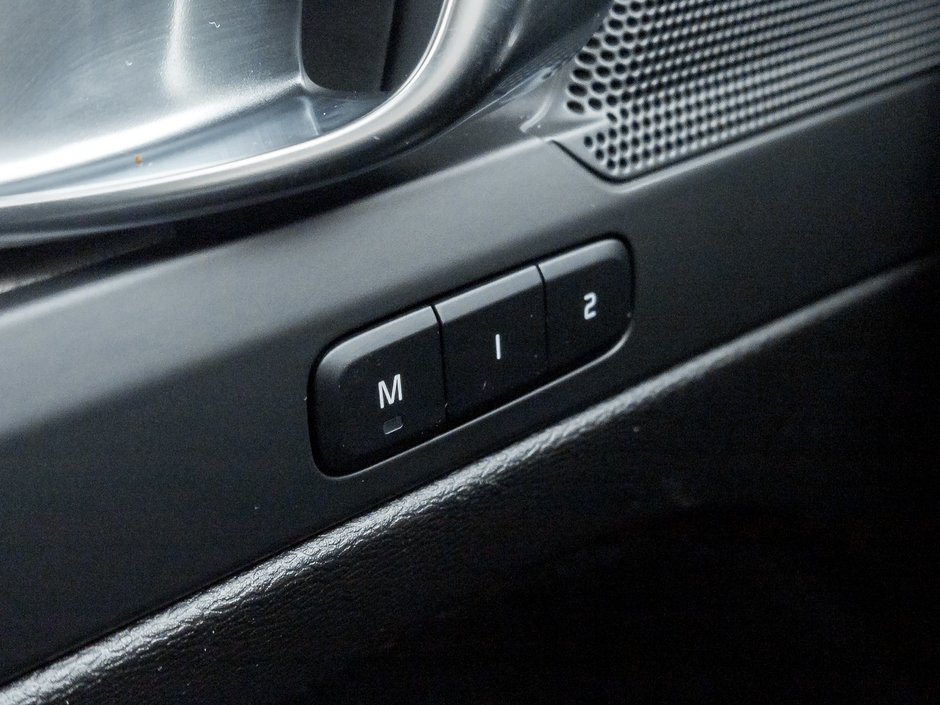 2025 Volvo XC40 B5 AWD Bright Theme  CPO FINANCE RATE fr 3.49%*-11