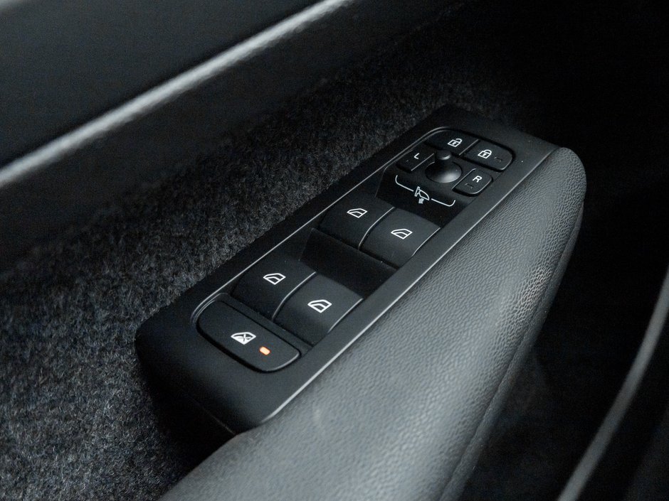 2025 Volvo XC40 B5 AWD Bright Theme  CPO FINANCE RATE fr 3.49%*-10