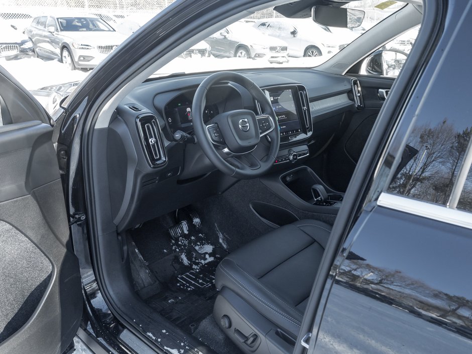 2025 Volvo XC40 B5 AWD Core Bright Theme  CPO FIN RATE 3.49%*-4%*-6