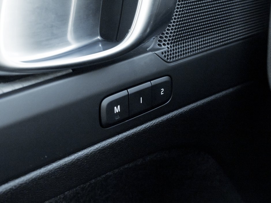 2025 Volvo XC40 B5 AWD Core Bright Theme  CPO FIN RATE 3.49%*-4%*-13