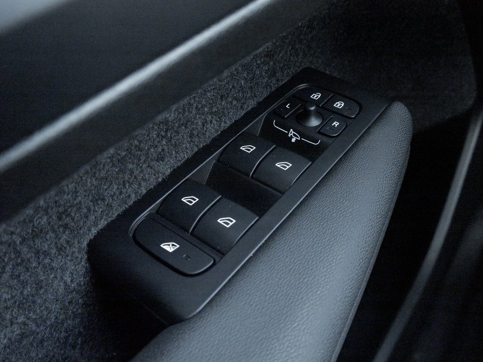 2025 Volvo XC40 B5 AWD Core Bright Theme  CPO FIN RATE 3.49%*-4%*-12