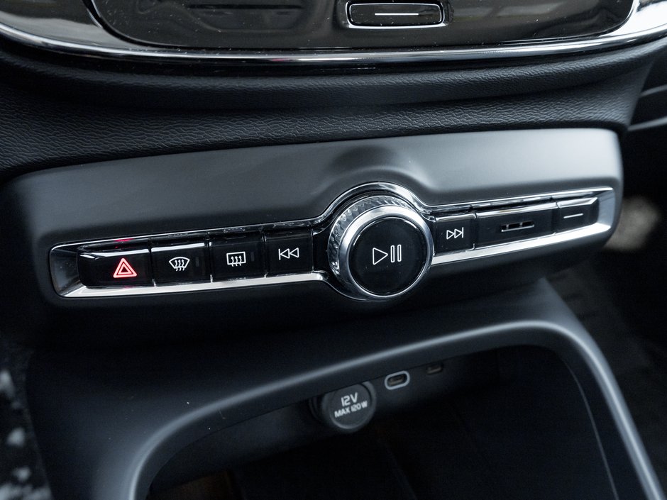 2025 Volvo XC40 B5 AWD Core Bright Theme  CPO FIN RATE 3.49%*-4%*-16