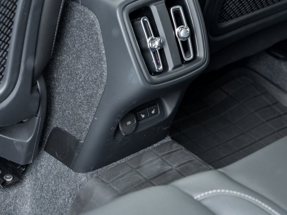 2025 Volvo XC40 B5 AWD Core Bright Theme  CPO FIN RATE 3.49%*-4%*-21