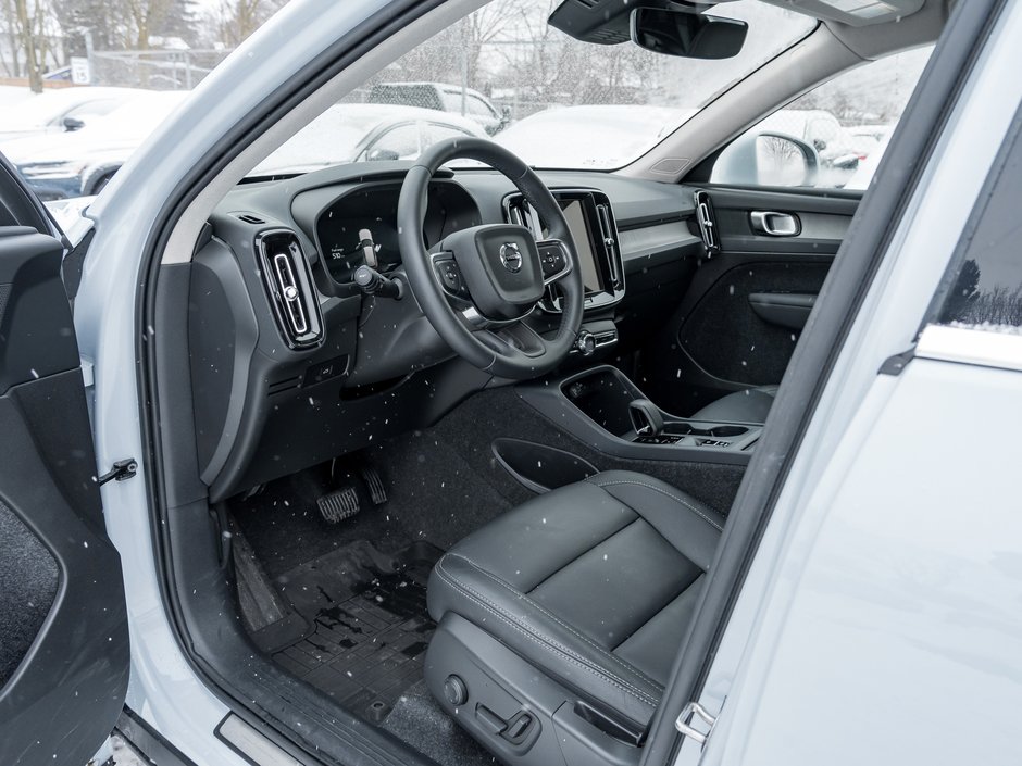 2025 Volvo XC40 B5 AWD Core Bright Theme  CPO FIN RATE 3.49%*-4%*-6