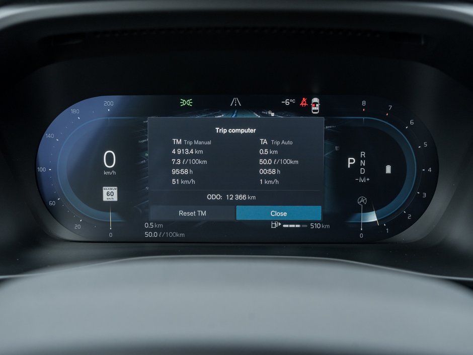 2025 Volvo XC40 B5 AWD Core Bright Theme  CPO FIN RATE 3.49%*-4%*-8