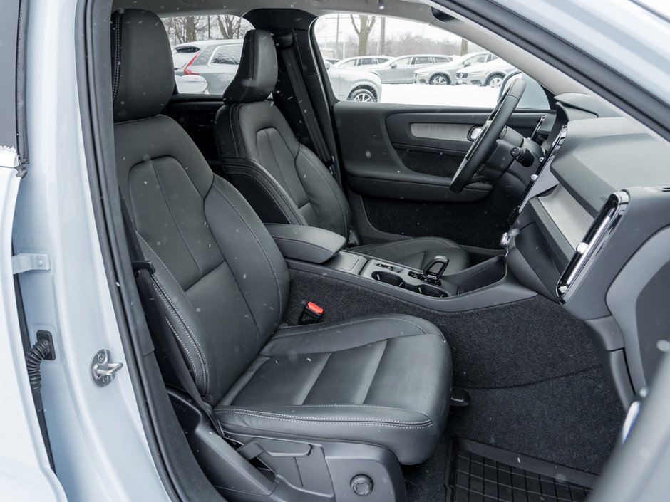 2025 Volvo XC40 B5 AWD Core Bright Theme  CPO FIN RATE 3.49%*-4%*-19