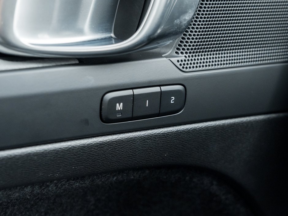 2025 Volvo XC40 B5 AWD Core Bright Theme  CPO FIN RATE 3.49%*-4%*-13