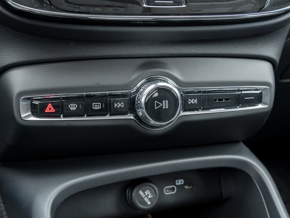 2025 Volvo XC40 B5 AWD Core Bright Theme  CPO FIN RATE 3.49%*-4%*-16