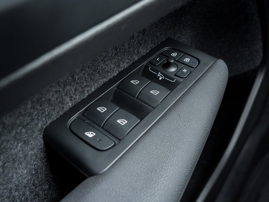 2025 Volvo XC40 B5 AWD Core Bright Theme  CPO FIN RATE 3.49%*-4%*-12