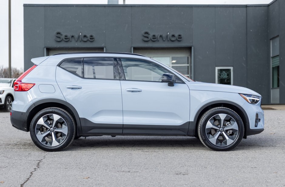 Volvo XC40 B5 AWD Plus Dark Theme CLOUD BLUE VOLVO CPO 2025-4