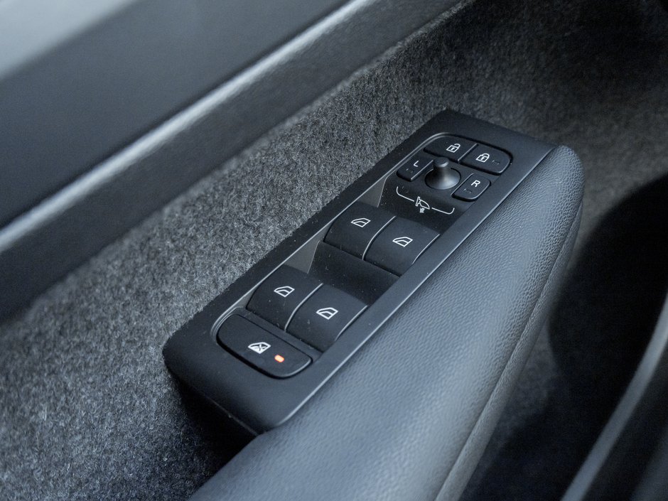 Volvo XC40 B5 AWD Plus Dark Theme CLOUD BLUE VOLVO CPO 2025-14