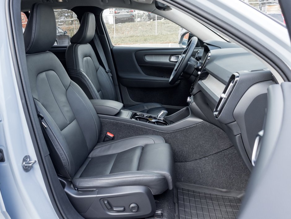 Volvo XC40 B5 AWD Plus Dark Theme CLOUD BLUE VOLVO CPO 2025-9