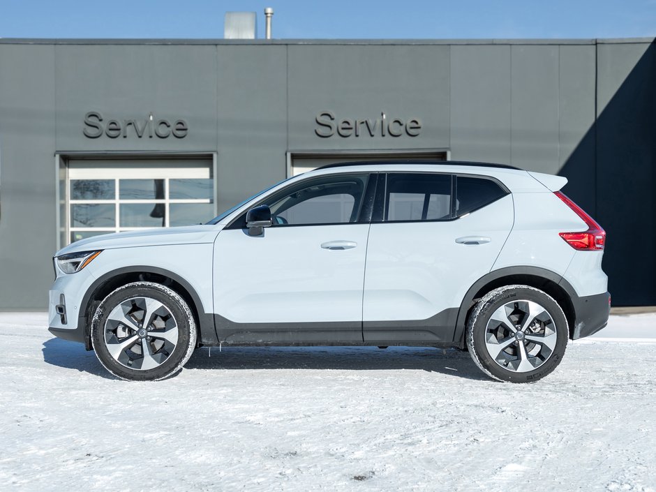 Volvo XC40 B5 AWD Plus Dark Theme CLOUD BLUE VOLVO CPO 2025-2