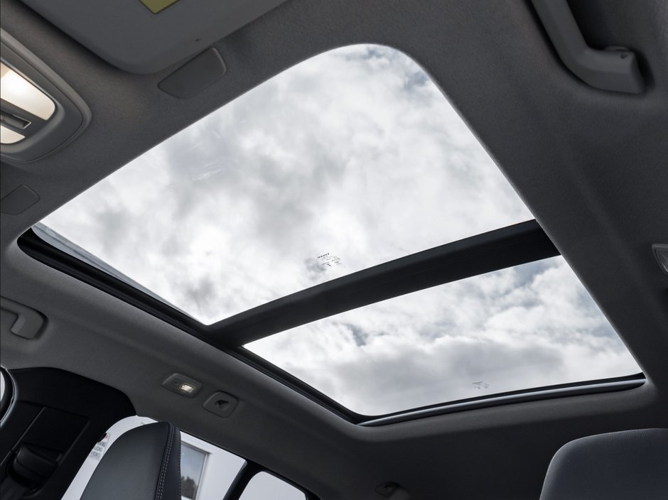 Volvo XC40 B5 AWD Plus Dark Theme CLOUD BLUE VOLVO CPO 2025-11