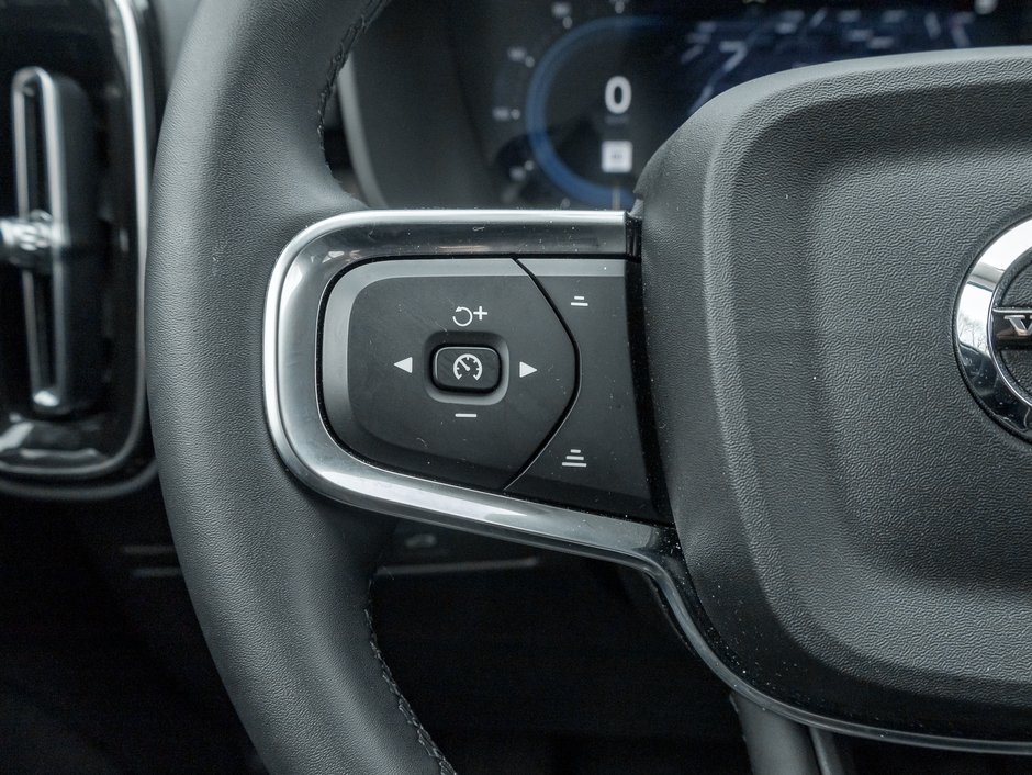 Volvo XC40 B5 AWD Core  20 ALLOY WHEELS  CLIMATE PACK  CPO 2025-10