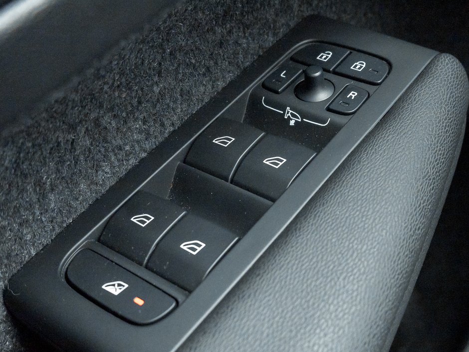 Volvo XC40 B5 AWD Core  20 ALLOY WHEELS  CLIMATE PACK  CPO 2025-13