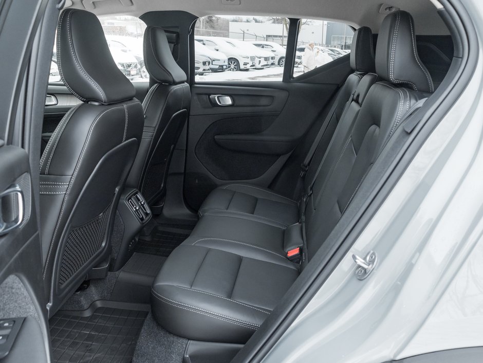 Volvo XC40 B5 AWD Core  20 ALLOY WHEELS  CLIMATE PACK  CPO 2025-20