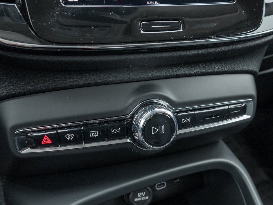 Volvo XC40 B5 AWD Core  20 ALLOY WHEELS  CLIMATE PACK  CPO 2025-17