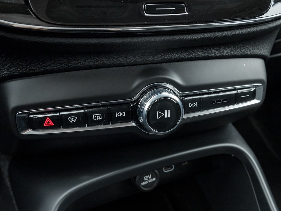 Volvo XC40 B5 AWD PLUS  CPO FINANCE RATE 3.49%(24M)-4%*(84M) 2025-18