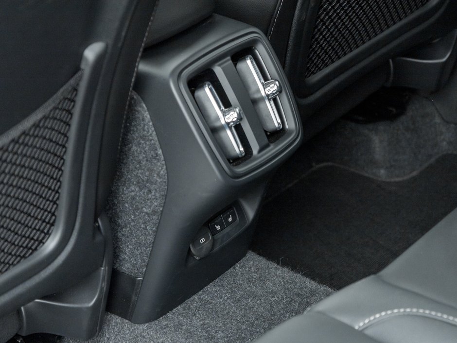 Volvo XC40 B5 AWD PLUS  CPO FINANCE RATE 3.49%(24M)-4%*(84M) 2025-24