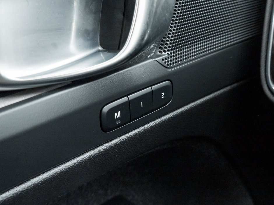 Volvo XC40 B5 AWD PLUS  CPO FINANCE RATE 3.49%(24M)-4%*(84M) 2025-15