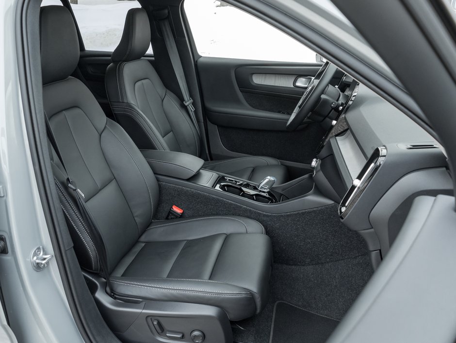 Volvo XC40 B5 AWD PLUS  CPO FINANCE RATE 3.49%(24M)-4%*(84M) 2025-22