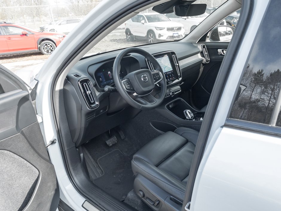 2025 Volvo XC40 B5 AWD PLUS Dark Theme CPO FIN RATE 4%* (84M)-6