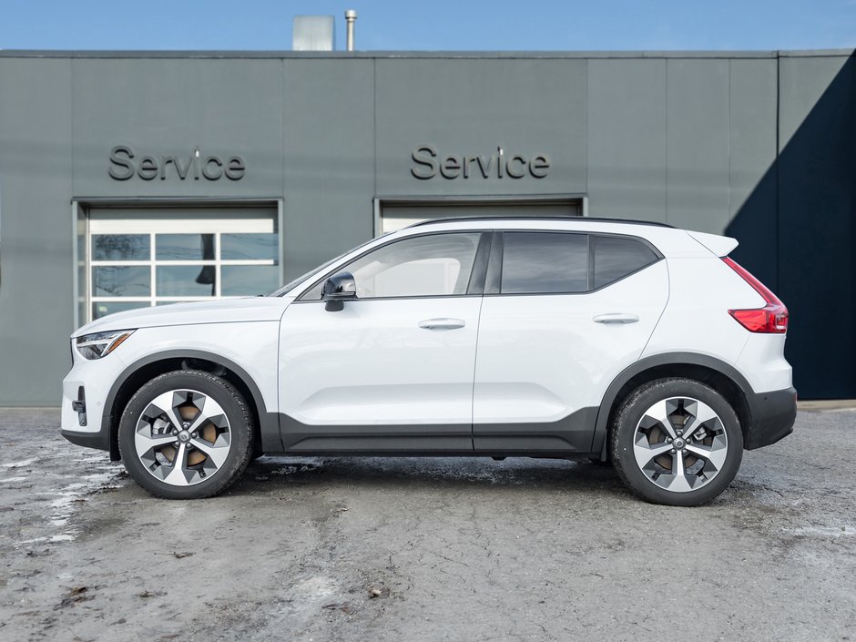 2025 Volvo XC40 B5 AWD PLUS Dark Theme CPO FIN RATE 4%* (84M)-2