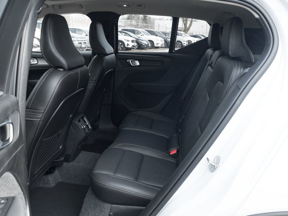 2025 Volvo XC40 B5 AWD PLUS Dark Theme CPO FIN RATE 4%* (84M)-23