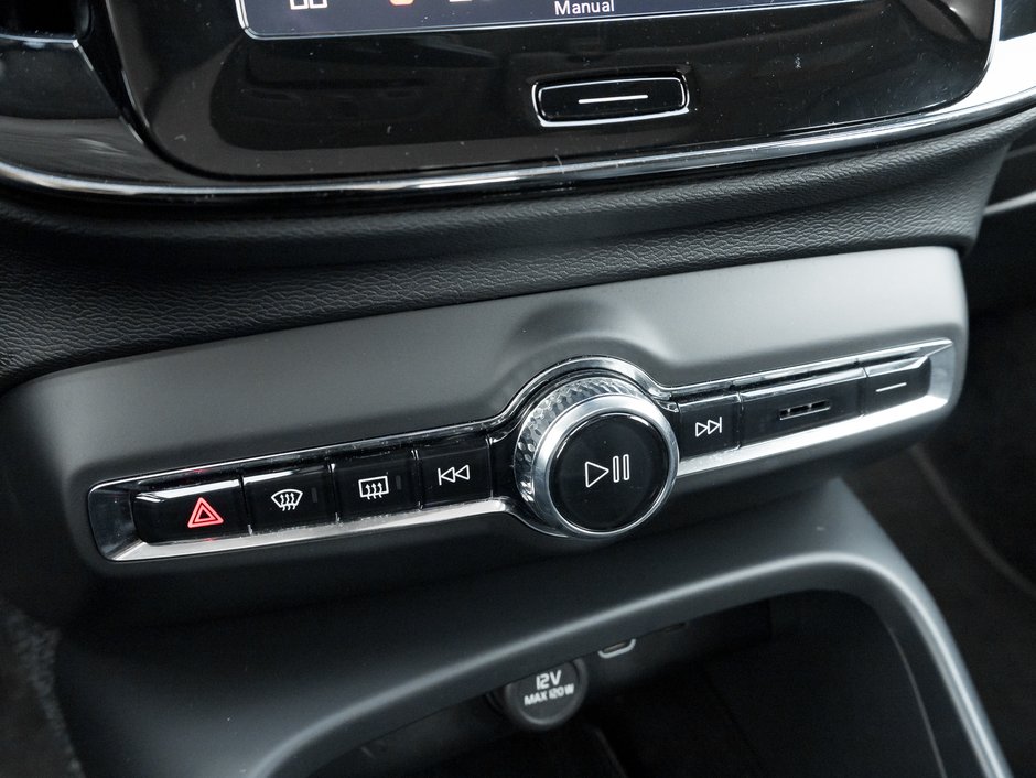 2025 Volvo XC40 B5 AWD PLUS Dark Theme CPO FIN RATE 4%* (84M)-18