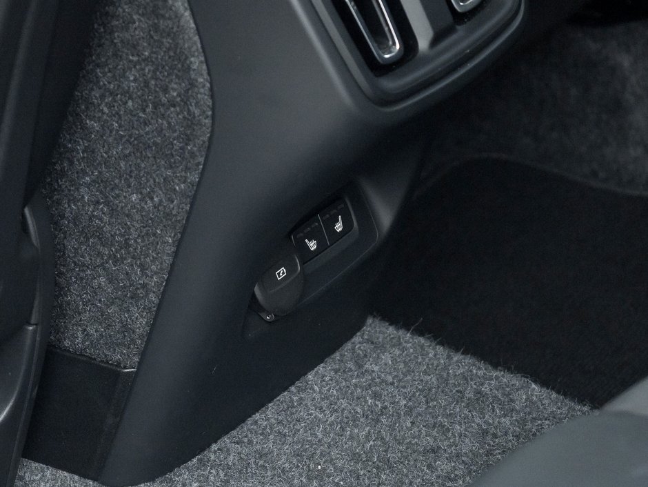 2025 Volvo XC40 B5 AWD PLUS Dark Theme CPO FIN RATE 4%* (84M)-24