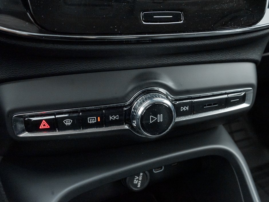 2025 Volvo XC40 B5 AWD Core Bright Theme  NONE DAILY RENTAL  CPO-15