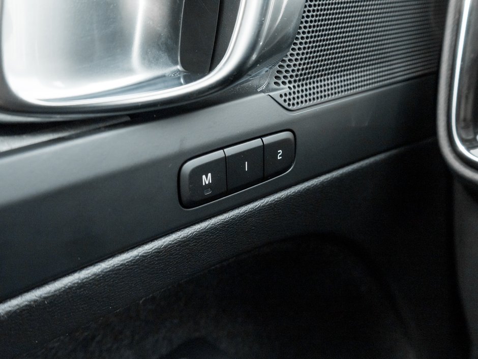 2025 Volvo XC40 B5 AWD Core Bright Theme  NONE DAILY RENTAL  CPO-14