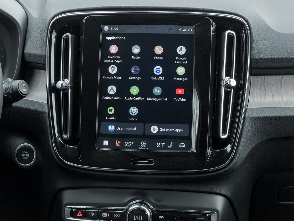 2025 Volvo XC40 B5 AWD Core Bright Theme  NONE DAILY RENTAL  CPO-24