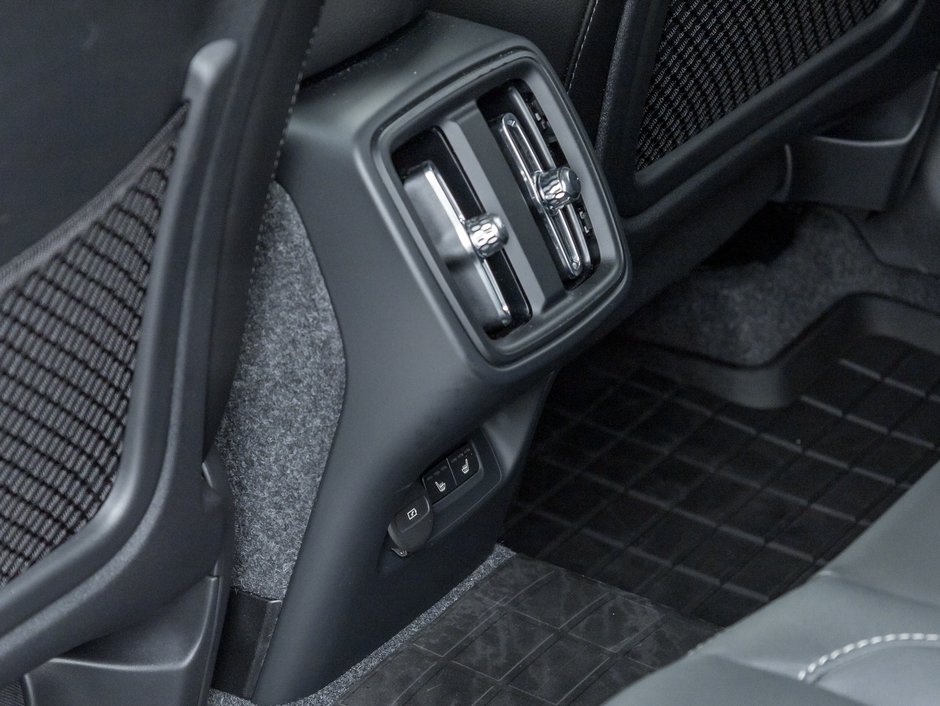 2025 Volvo XC40 B5 AWD Core Bright Theme  NONE DAILY RENTAL  CPO-22