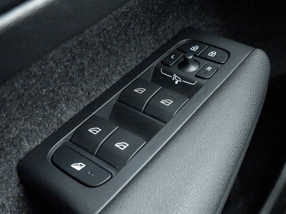 2025 Volvo XC40 B5 AWD Core Bright Theme  NONE DAILY RENTAL  CPO-13