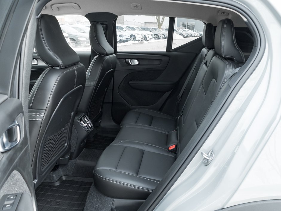 2025 Volvo XC40 B5 AWD Core Bright Theme  NONE DAILY RENTAL  CPO-21