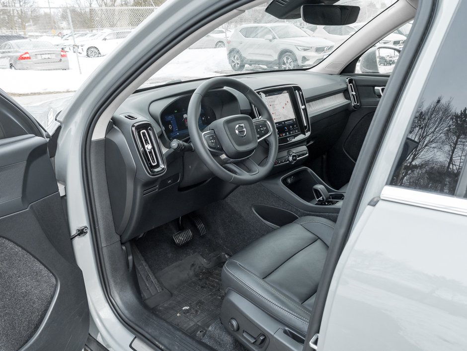 2025 Volvo XC40 B5 AWD Core Bright Theme  NONE DAILY RENTAL  CPO-6