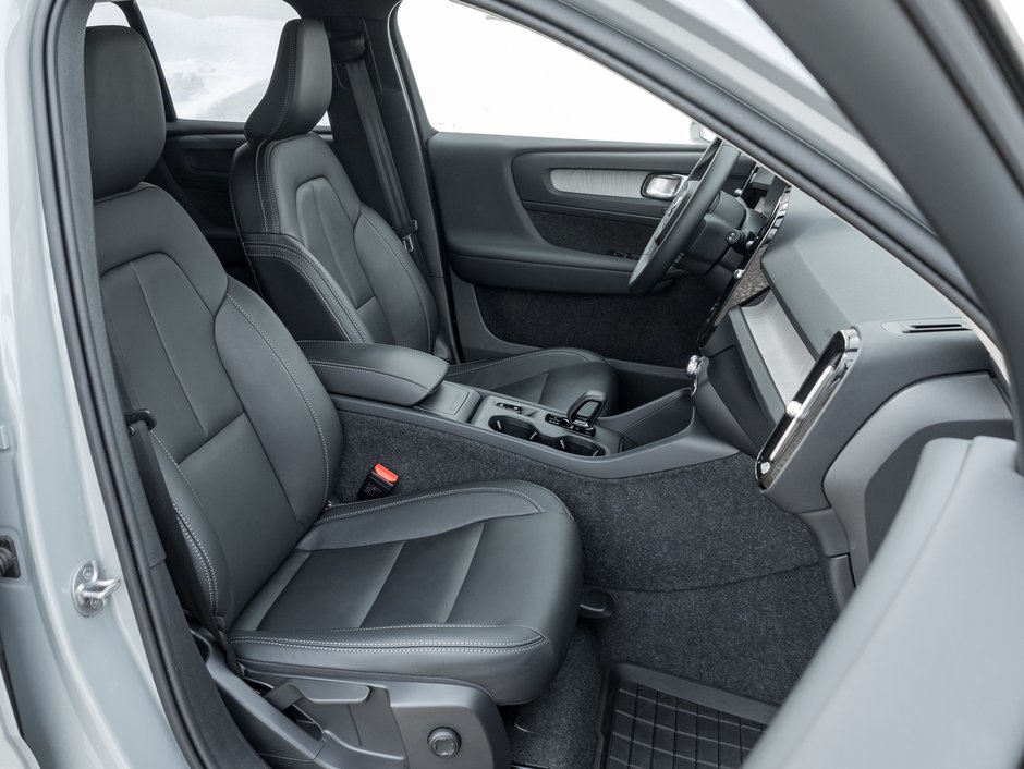 2025 Volvo XC40 B5 AWD Core Bright Theme  NONE DAILY RENTAL  CPO-20