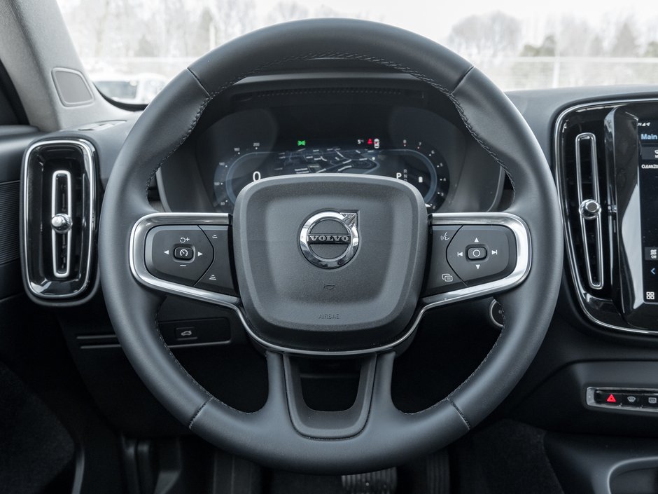 Volvo XC40 B5 AWD Core Bright Theme  CPO FIN RATE  3.49%-4%* 2025-7