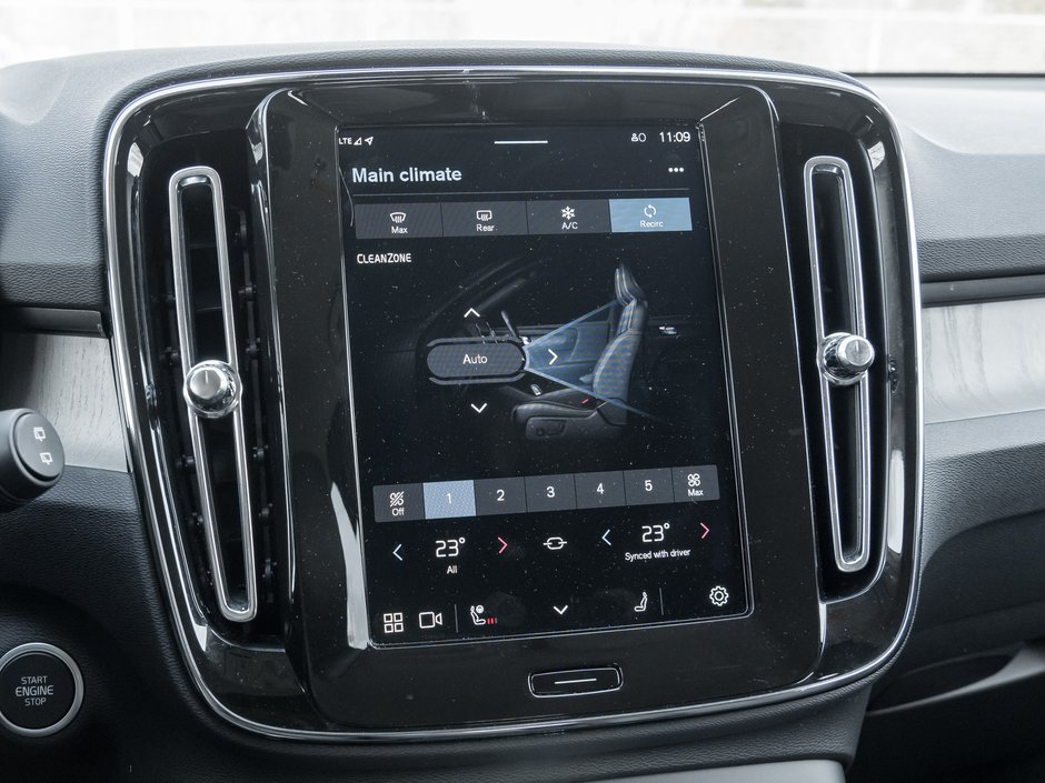 Volvo XC40 B5 AWD Core Bright Theme  CPO FIN RATE  3.49%-4%* 2025-18