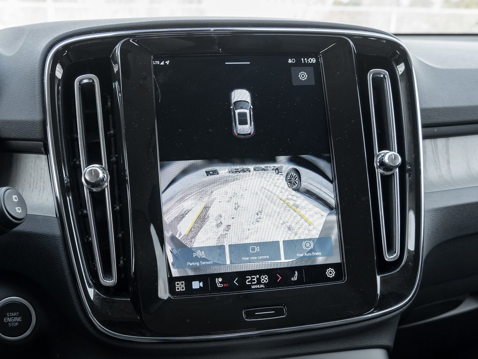 Volvo XC40 B5 AWD Core Bright Theme  CPO FIN RATE  3.49%-4%* 2025-11