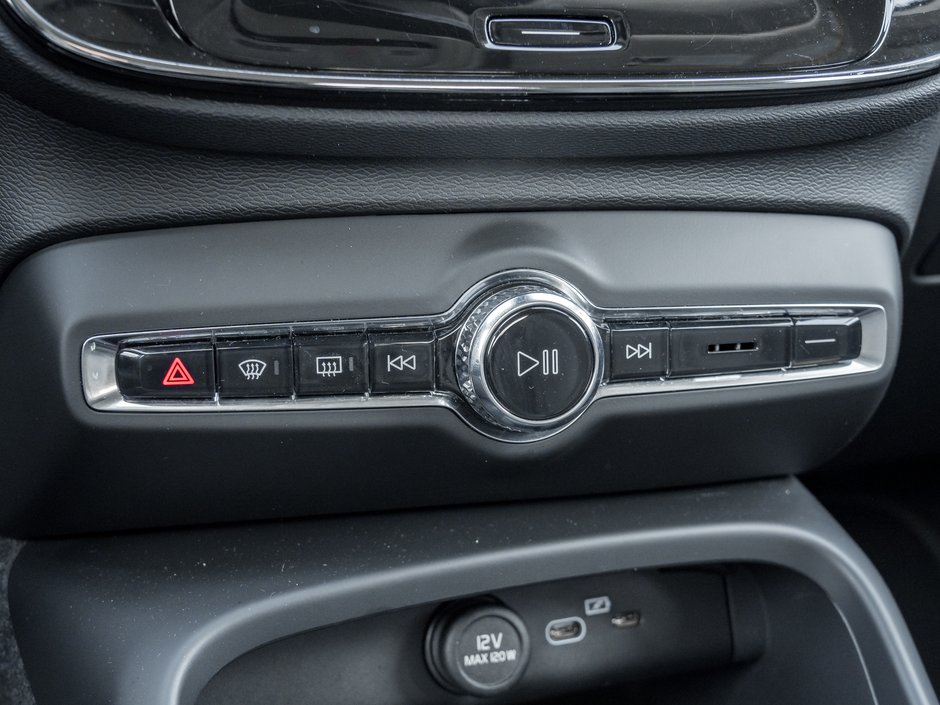 Volvo XC40 B5 AWD Core Bright Theme  CPO FIN RATE  3.49%-4%* 2025-16